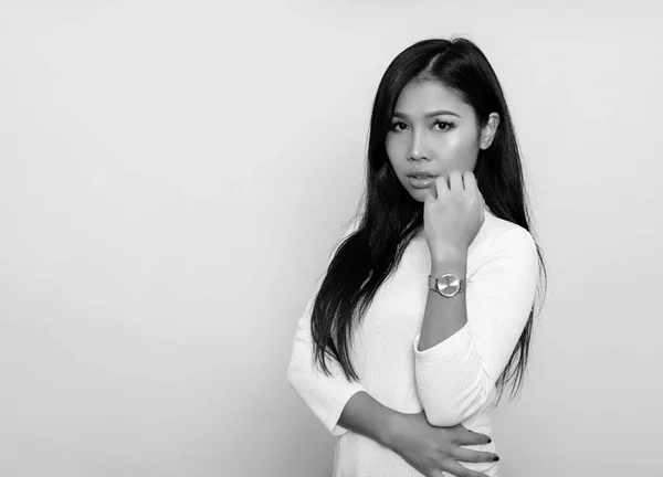 Hermosa Joven Mujer Asiática Con Pelo Largo Negro Usando Reloj —  Fotos de Stock