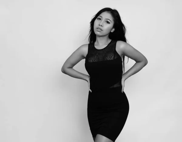 Mooie Aziatische Vrouw Met Lang Zwart Haar Poseren Jurk Grijze — Stockfoto