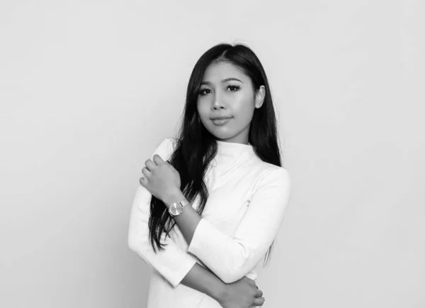 Hermosa Joven Mujer Asiática Con Pelo Largo Negro Usando Reloj —  Fotos de Stock