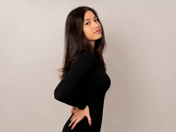 Mulher Bonita Com Cabelo Preto Longo Posando Vestido Fundo Cinza — Fotografia de Stock