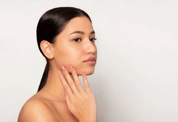 Hermosa Mujer Joven Con Piel Impecable Posando Sobre Fondo Bllue — Foto de Stock