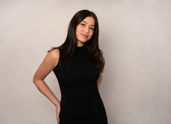 Bella Giovane Donna Con Lunghi Capelli Neri Posa Abito Sfondo Fotografia Stock