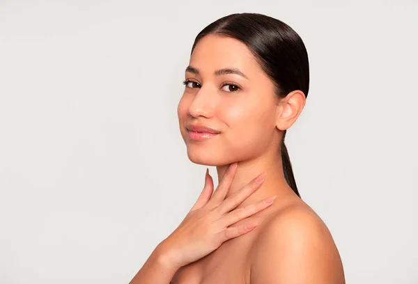 Hermosa Mujer Joven Con Piel Impecable Posando Sobre Fondo Bllue Imágenes de stock libres de derechos