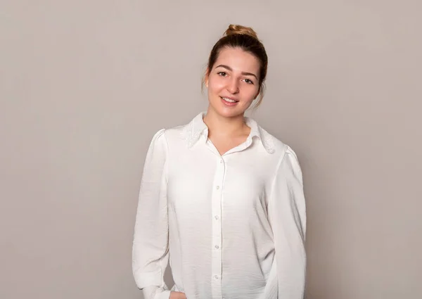 Jovem Mulher Bonita Com Sorriso Amigável Brilhante Sendo Feliz — Fotografia de Stock