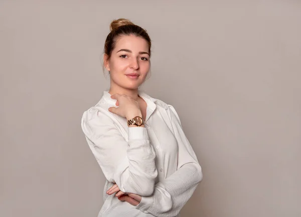 Hermosa Mujer Joven Con Pelo Ondulado Largo Saludable Posando Vestido Imagen de stock