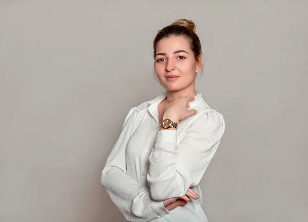 Mulher Bonita Com Cabelo Ondulado Longo Saudável Posando Vestido Mostrando — Fotografia de Stock