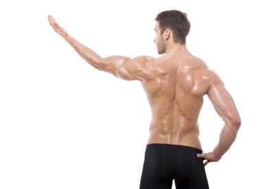 Yakışıklı genç vücut geliştirmeci gösterilen fit vücut ve kas izole arka plan üzerinde