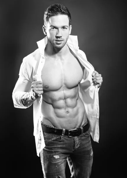 Handsome young bodybuilder showing of his fit body and muscles — Stock Photo, Image