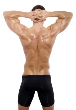 Yakışıklı genç vücut geliştirmeci mükemmel ve fit vücut kasları izole arka plan üzerinde gösteriş ile