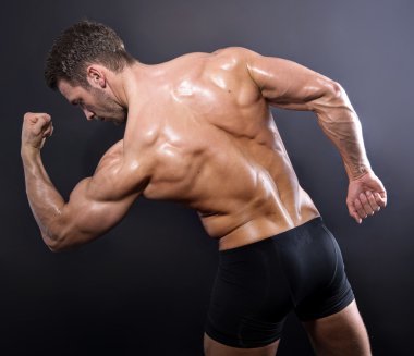 Mükemmel ve fit vücut ile genç vücut geliştirmeci