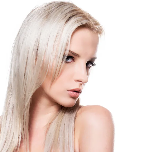 Vacker ung kvinna med blont hår och felfri hud poserar med perfekt make-up på isolerade bakgrund — Stockfoto