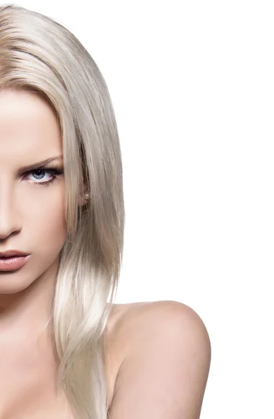 Gyönyörű fiatal nő, a szőke haj és a hibátlan bőr jelentő tökéletes make-up elszigetelt háttér — Stock Fotó