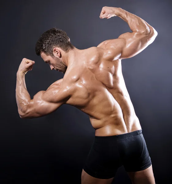 Νέοι bodybuilder με τέλειο και κατάλληλο σώμα — Φωτογραφία Αρχείου