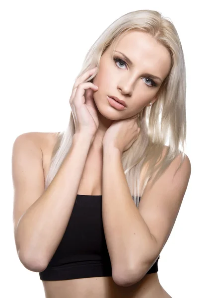Schöne junge blonde Frau mit makelloser Haut und perfektem Make-up posiert auf isoliertem Hintergrund — Stockfoto