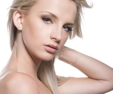 Kusursuz cilt ve mükemmel makyaj izole arka plan üzerinde poz olan güzel sarışın kadın