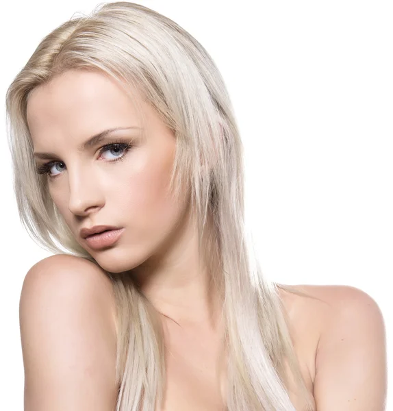 Piękne młode blond kobieta ze skóry bez skazy i doskonały makijaż pozowanie na na białym tle — Zdjęcie stockowe
