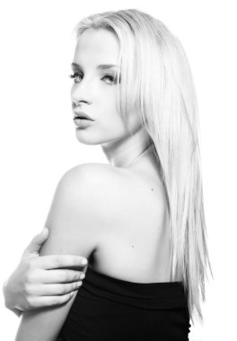 Kusursuz cilt ve mükemmel makyaj izole arka plan üzerinde poz olan güzel sarışın kadın