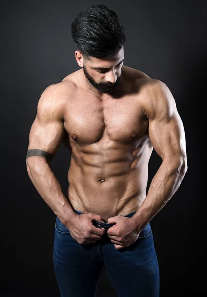 Knappe gespierde jonge bodybuilder tonen zijn spier — Stockfoto