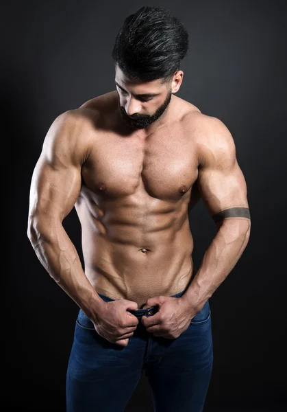 Bello muscolare giovane bodybuilder mostrando il suo muscolo — Foto Stock