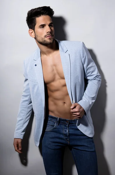 Yakışıklı genç vücut geliştirmeci