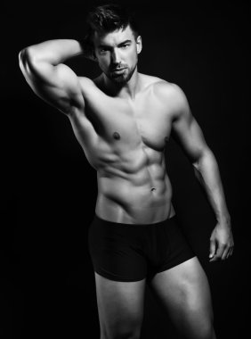 Yakışıklı genç vücut geliştirmeci