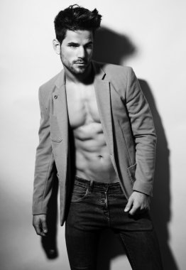 Yakışıklı genç vücut geliştirmeci