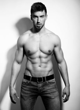 Yakışıklı genç vücut geliştirmeci