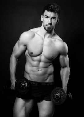 Yakışıklı genç vücut geliştirmeci