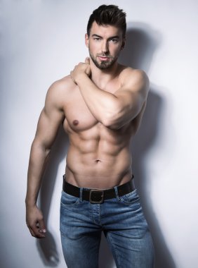 Yakışıklı genç vücut geliştirmeci