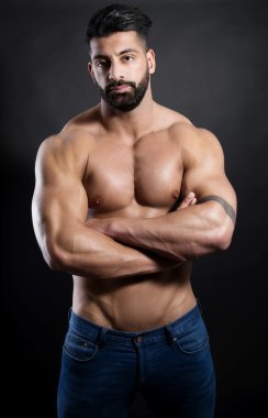 Yakışıklı kaslı genç vücut geliştirmeci