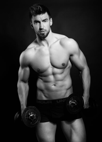 Красивый молодой бодибилдер
