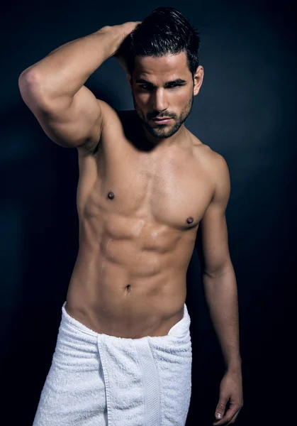 Yakışıklı genç vücut geliştirmeci