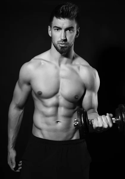 Schöner junger Bodybuilder — Stockfoto