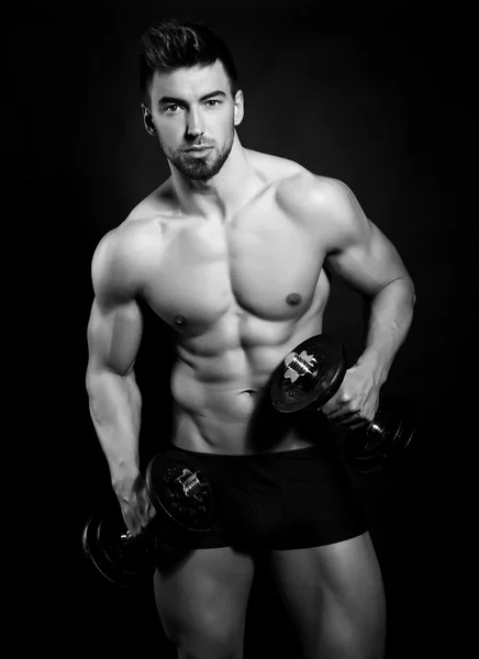 Bello giovane bodybuilder — Foto Stock