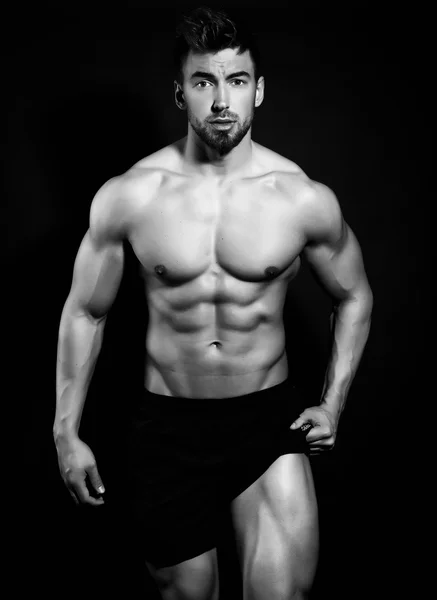 Schöner junger Bodybuilder — Stockfoto