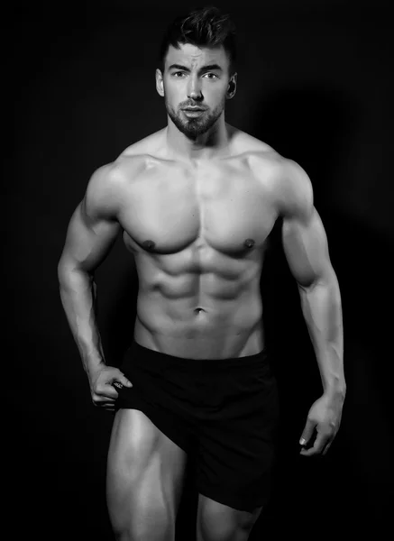 Bello giovane bodybuilder — Foto Stock