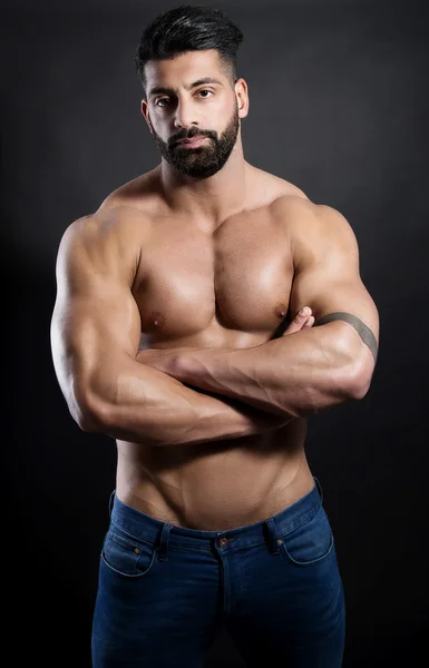 Bello muscoloso giovane bodybuilder — Foto Stock