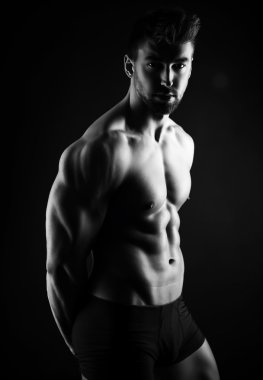 Yakışıklı genç vücut geliştirmeci