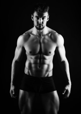 Yakışıklı genç vücut geliştirmeci