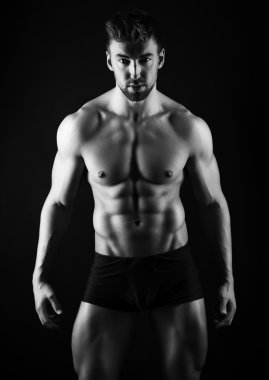 Yakışıklı genç vücut geliştirmeci