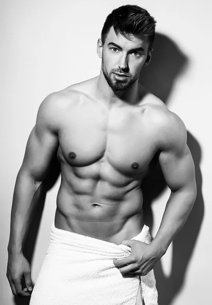 Bello giovane bodybuilder — Foto Stock