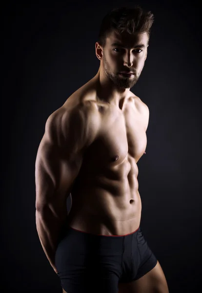 Bello giovane bodybuilder — Foto Stock