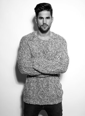 Yakışıklı kaslı genç vücut geliştirmeci