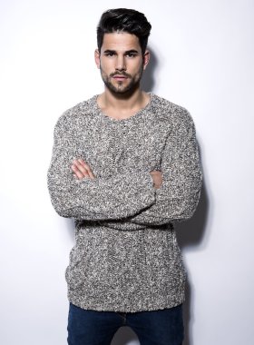 Yakışıklı kaslı genç vücut geliştirmeci