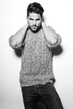 Yakışıklı kaslı genç vücut geliştirmeci