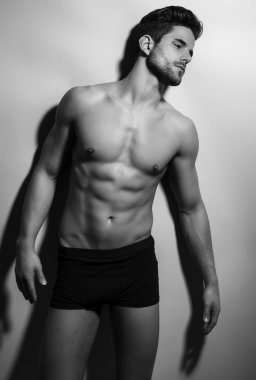 Yakışıklı kaslı genç vücut geliştirmeci