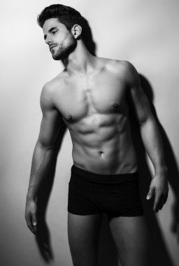 Yakışıklı kaslı genç vücut geliştirmeci