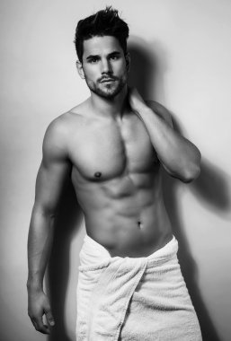 Yakışıklı kaslı genç vücut geliştirmeci