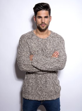 Yakışıklı kaslı genç vücut geliştirmeci