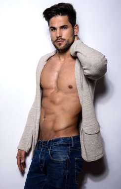 Yakışıklı kaslı genç vücut geliştirmeci